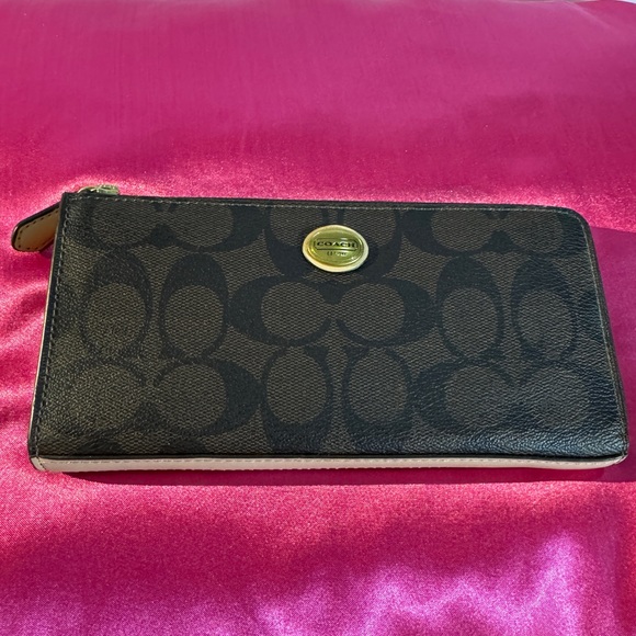 Coach Handbags - COACH Brown Signature Zippered Wallet 8 card slots (Like New) App size 7.5”x4”